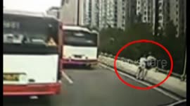 成都 路遇男子跳桥轻生 公交师傅联手搭救