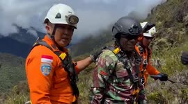 Helicopter crash in Indonesia leaves all passengers dead (2)