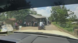 People carry entire house through street in Democratic Republic of the Congo