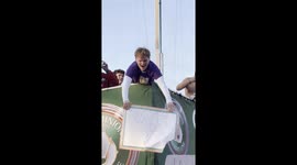 Fake Washington Fan Turns to Indiana to Rile Up Crowd