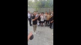 Shopper drops his new iPhone 17 for durability test