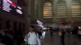 US: Phones Light The Way As Grand Central Goes Dark