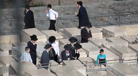 Israel: Israelis, escorted by police, enter Jerusalem’s Al-Aqsa during Yom Kippur