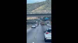Recklessness or courage? Man rides scooter on Anhanguera Highway
