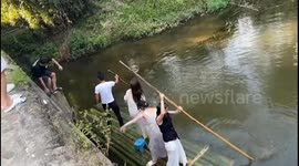 Bamboo raft sinks after man jumps off in Jiangxi, China