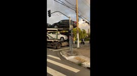 Botched Maneuver Makes Car Carrier Truck Hit Utility Pole and Scratch Transported Vehicle In São Paulo (Brazil)