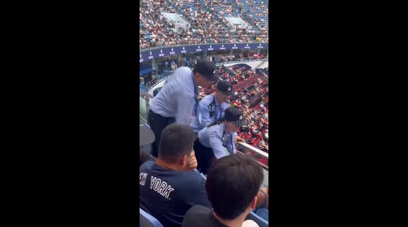 Noisy fan dragged from the stand at tennis open in China