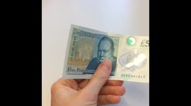 New plastic #fiver crumple test ! #bounceback #fivepoundnote #Churchill @bankofengland #shiny #BOE https://t.co/n7hmyRpNyl
