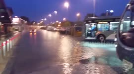 Newsflare Edit - Travel chaos as floodwater inundates Didcot Parkway train station