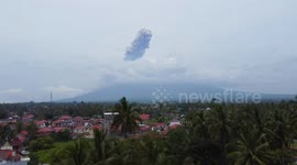 Indonesia: Indonesia’s Mount Merapi erupts, spewing ash and smoke