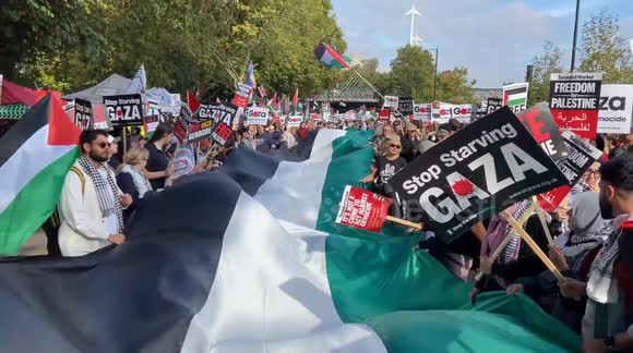 Tens of thousands of people march in London in solidarity with Palestine