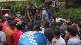 Terrifying Predation: Giant Crocodile Trapped and Hunted