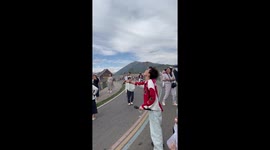 Eagle catches snack thrown by tourists mid-air with astonishing skill