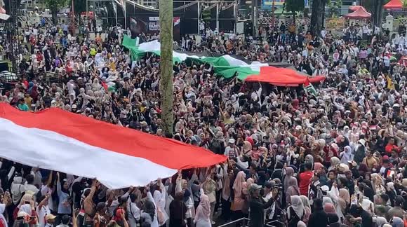 Thousands of Indonesian citizens raised a 200-meter-long Palestinian flag alongside the Indonesian flag as a sign of support for Palestinian independence.