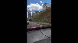 Truck Overturns on Highway Access Ramp and Causes Traffic Delays in Santo André (SP)