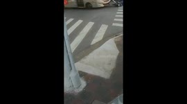 Motorcyclist Runs Red Light and Is Hit by Bus in East Zone of São Paulo