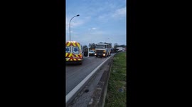 Truck Overturns on Access Between Two Highways and Causes Traffic Chaos in São Paulo
