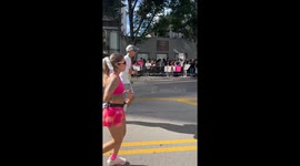 Runner films as she is overtaken by man completing marathon in high heels