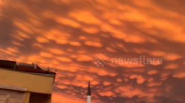 Türkiye: Mesmerizing Mammatus clouds glow in sunset hues over Türkiye