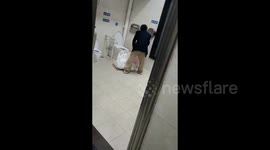 男子将公厕卫生纸全抽完 用袋子装走