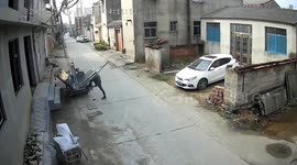 Heroic Neighbor Rushes to Rescue Man Trapped Under Falling Glass in Jiangsu, China