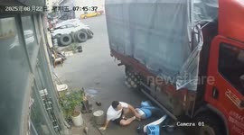 Man Caught on CCTV Faking Accident with Truck in Chongqing, China — “Oscar-Worthy” Performance Ends in Escape