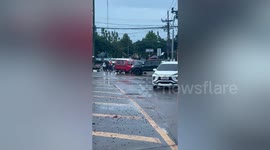 Road rage tuktuk driver attacks car with machete in Thailand