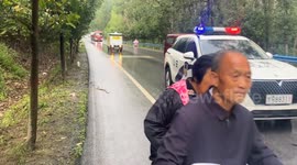 Driverless delivery vehicle navigates accident scene in Henan, China