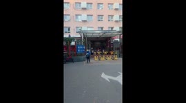 Boy trips on chain after leaving school gate in Beijing, China