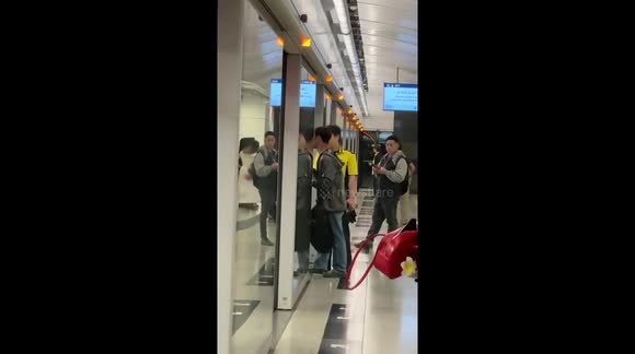 unruly-passenger-kicked-off-subway-train-for-blocking-door-buy-sell