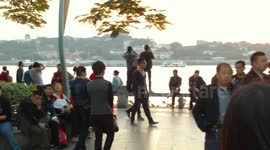 大妈穿新娘装街头唱歌为了寻子