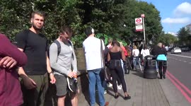 Hundreds queue for an In-N-Out burger in London