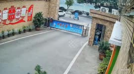 Car crashes through gate and nearly falls into lake in Sichuan, China
