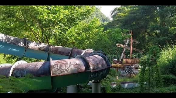 Abandoned aquatic park (Aqwaland, ex Aqualand). Closed in 2013 following a prefectural decree, the former water park located in Le Carbet will be the subject of a call for projects for the redevelopment of the site, which is currently in a sorry state