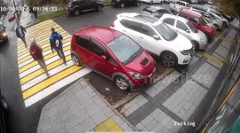 Driver with stuck gas pedal triggers major multi-vehicle crash in Vladivostok, Russia