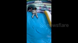 3岁女孩玩充气滑梯 静电导致其头发竖立成“海胆”