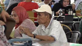 Malaysia: Malaysians Enjoy Food