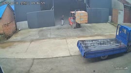 Forklift mishap while unloading goods in Anhui, China