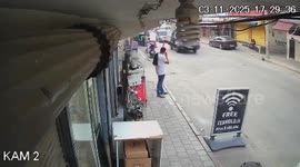 Man narrowly escapes as car crashes into market in southern Türkiye