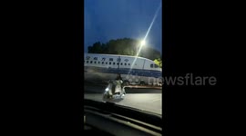 湖北武汉大街上惊现一架飞机引市民围观