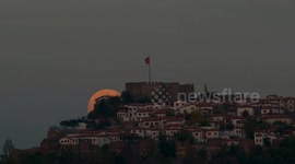TIMELAPSE - Beaver Full Moon glows red over Ankara Castle in Türkiye