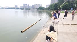 Man demonstrates impressive bamboo rafting skills in Guangxi, China