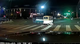 Pedestrians lift electric tricycle to rescue child trapped under wheels after falling