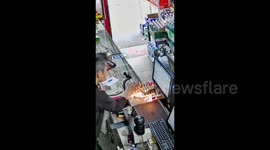 超市老板点完烟随手放打火机  余温导致其他打火机漏气起火