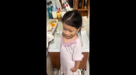 Girl startled during sticker tattoo removal in Heilongjiang, China