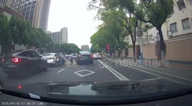 Child runs back for forgotten backpack in Zhejiang, China