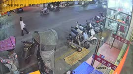 Pedestrian struck by electric bike on busy road in Guangdong, China
