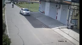 Motorcycle crashes into parked car in Hebei, China