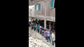 Community lifts and moves wooden house in Guizhou, China
