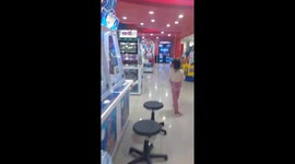 Mencoba bermain capit boneka